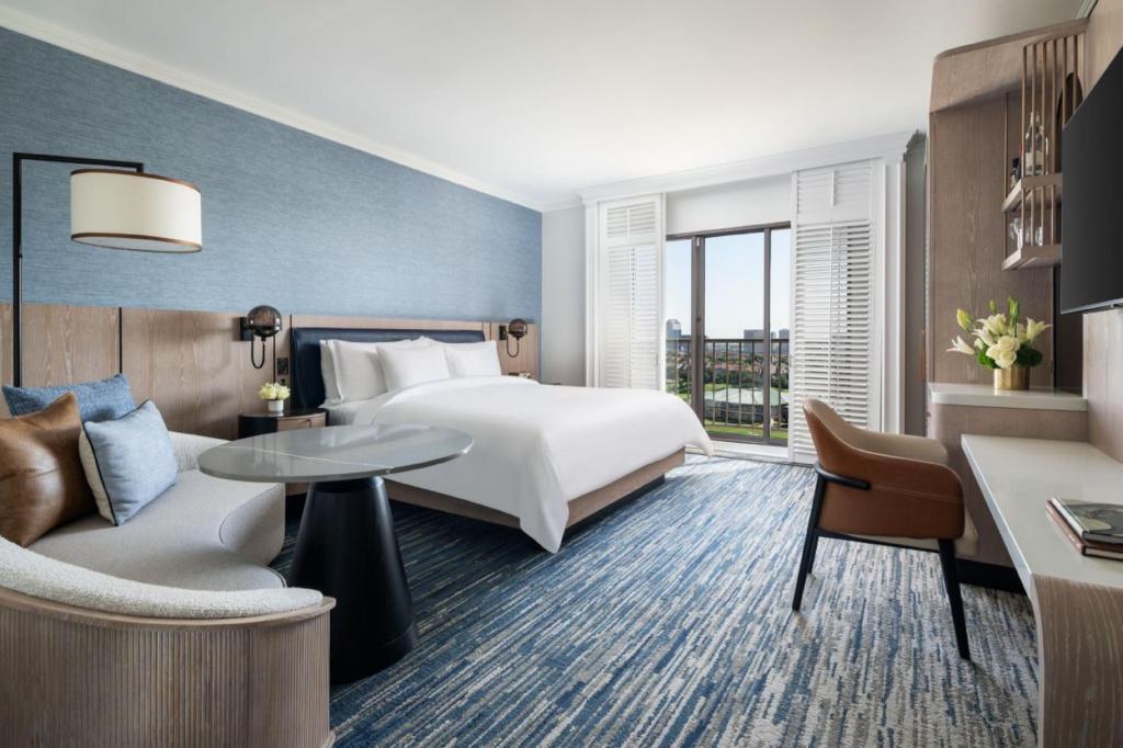 Guest Room, Deluxe, King Bed, Balcony, Club Lounge Access, Club Tower