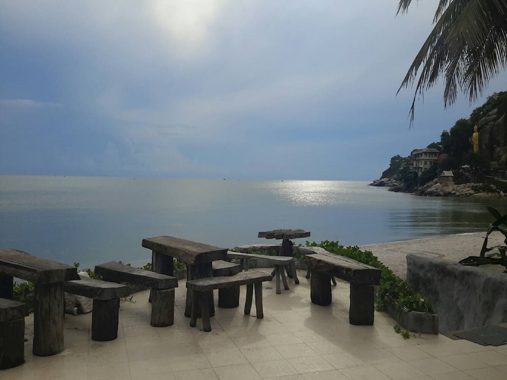 Nern Chalet Beachfront Hotel 64/74