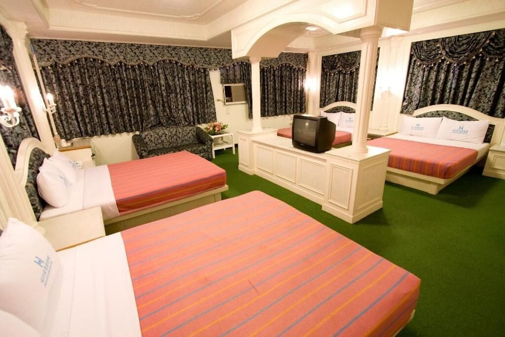 Traveler Hotel 12/37