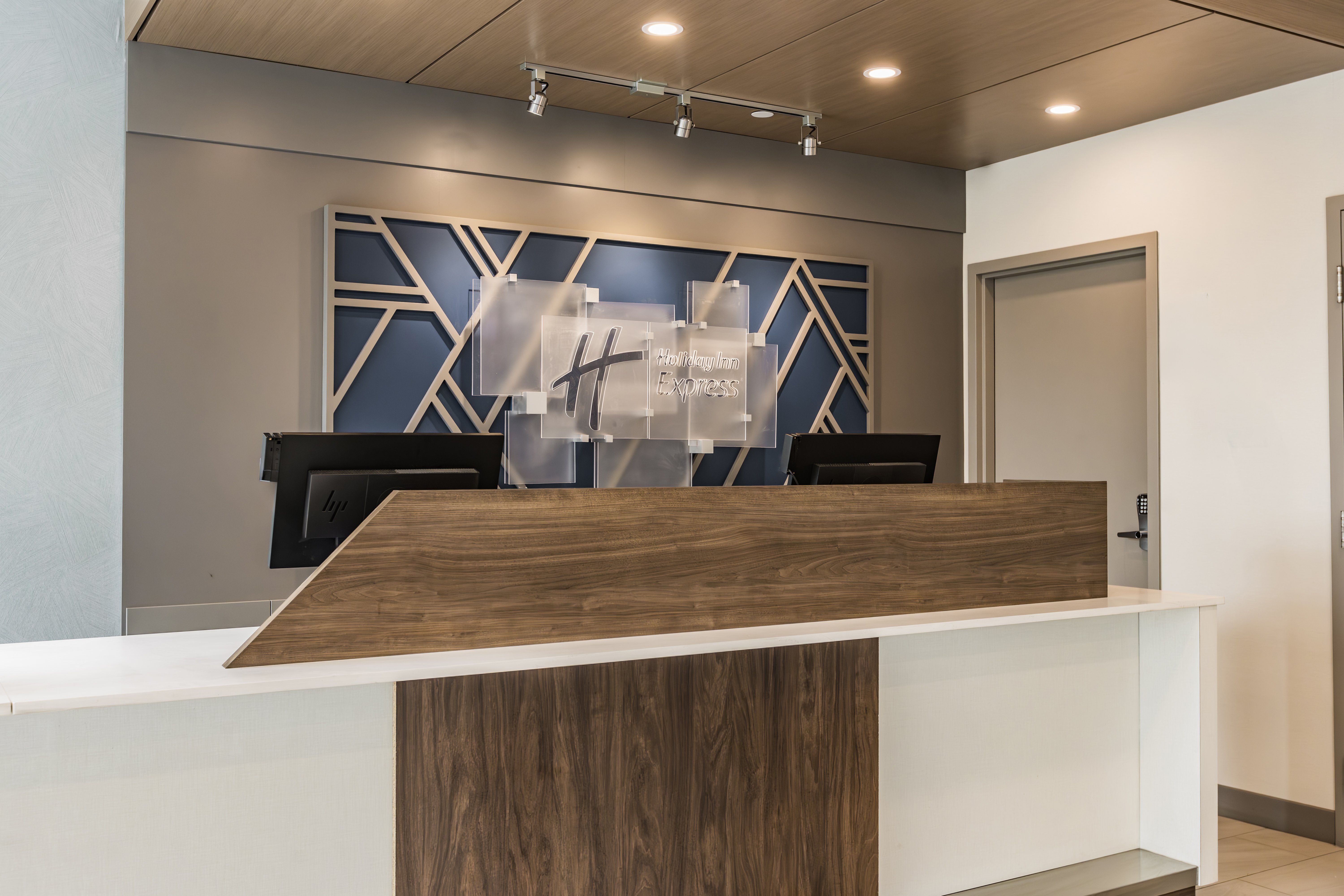 Holiday Inn Express Toronto North York 7/50