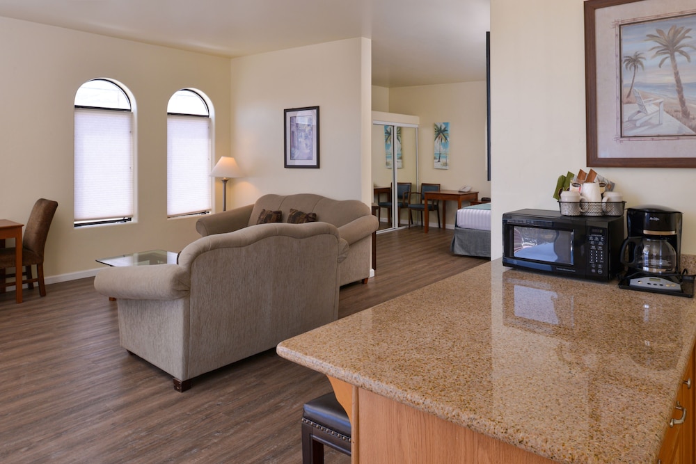 Edgewater Inn And Suites 55/76