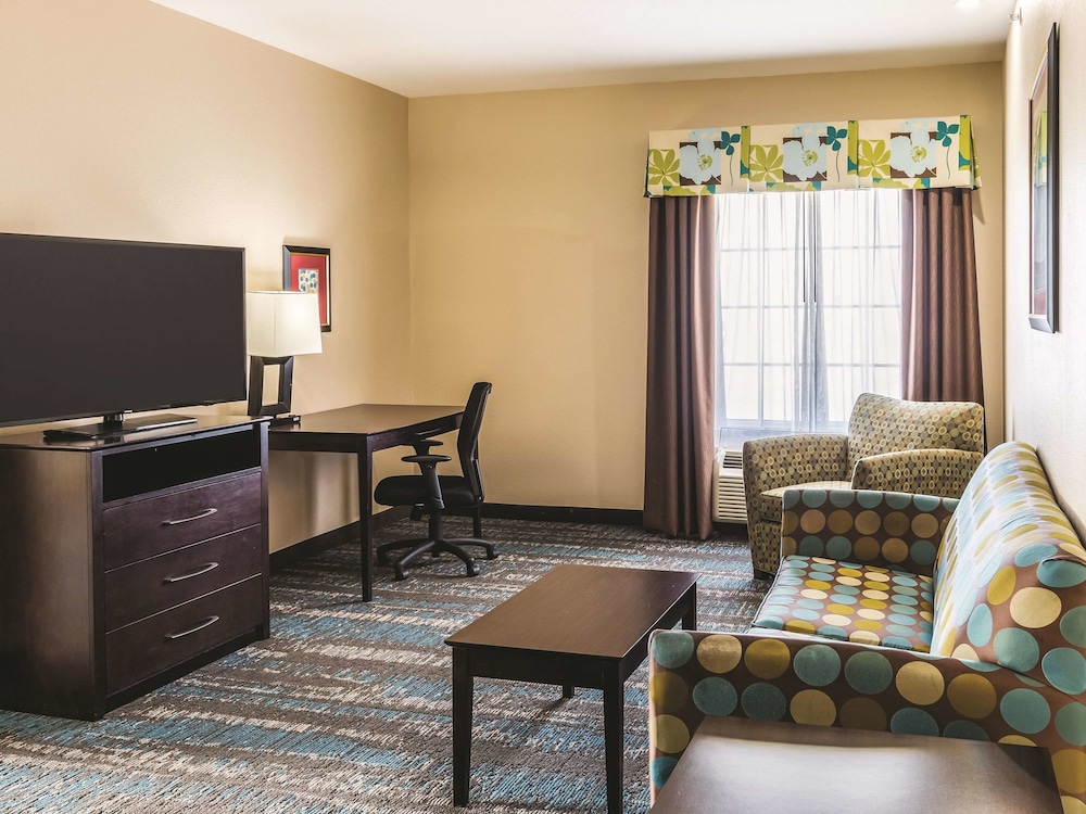 La Quinta Inn & Suites by Wyndham Dallas Grand Prairie South 32/44