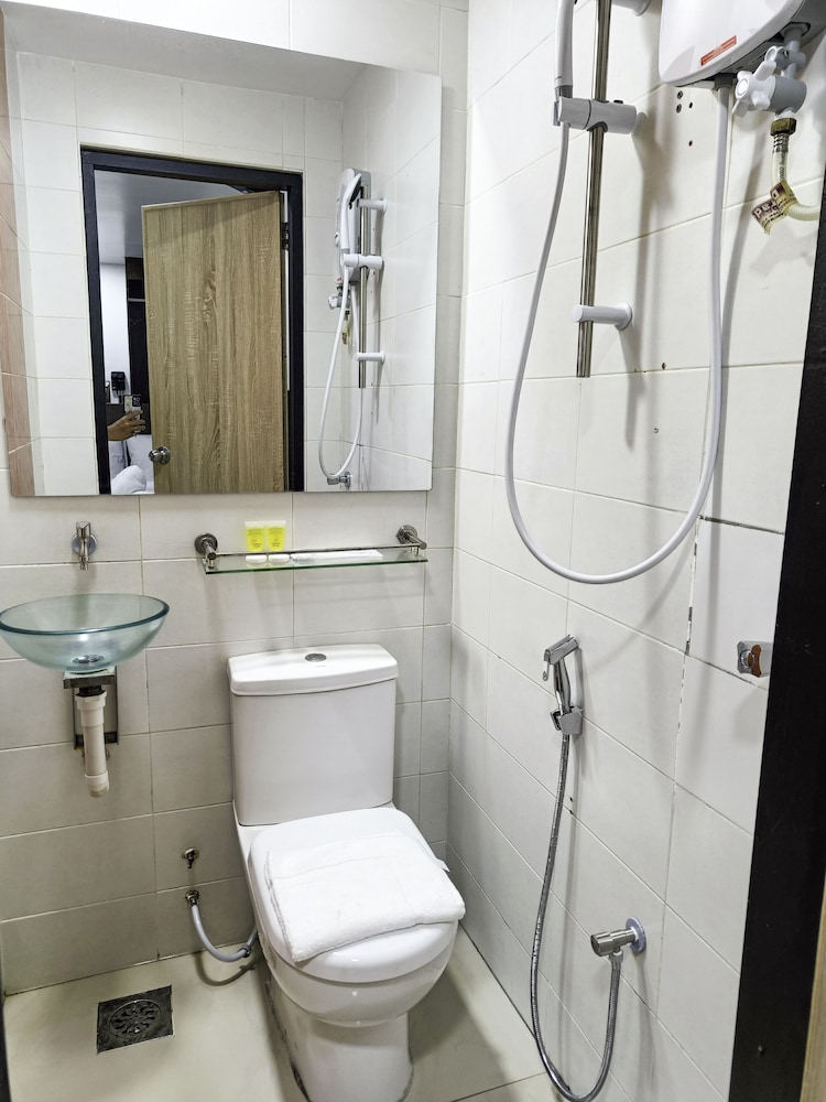 غرفة قياسية بسرير كوين، Red Velvet Inn Hotel 6/9