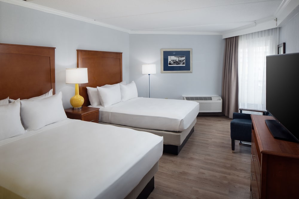 Deluxe, 2 Queen Beds, Side View, Balcony