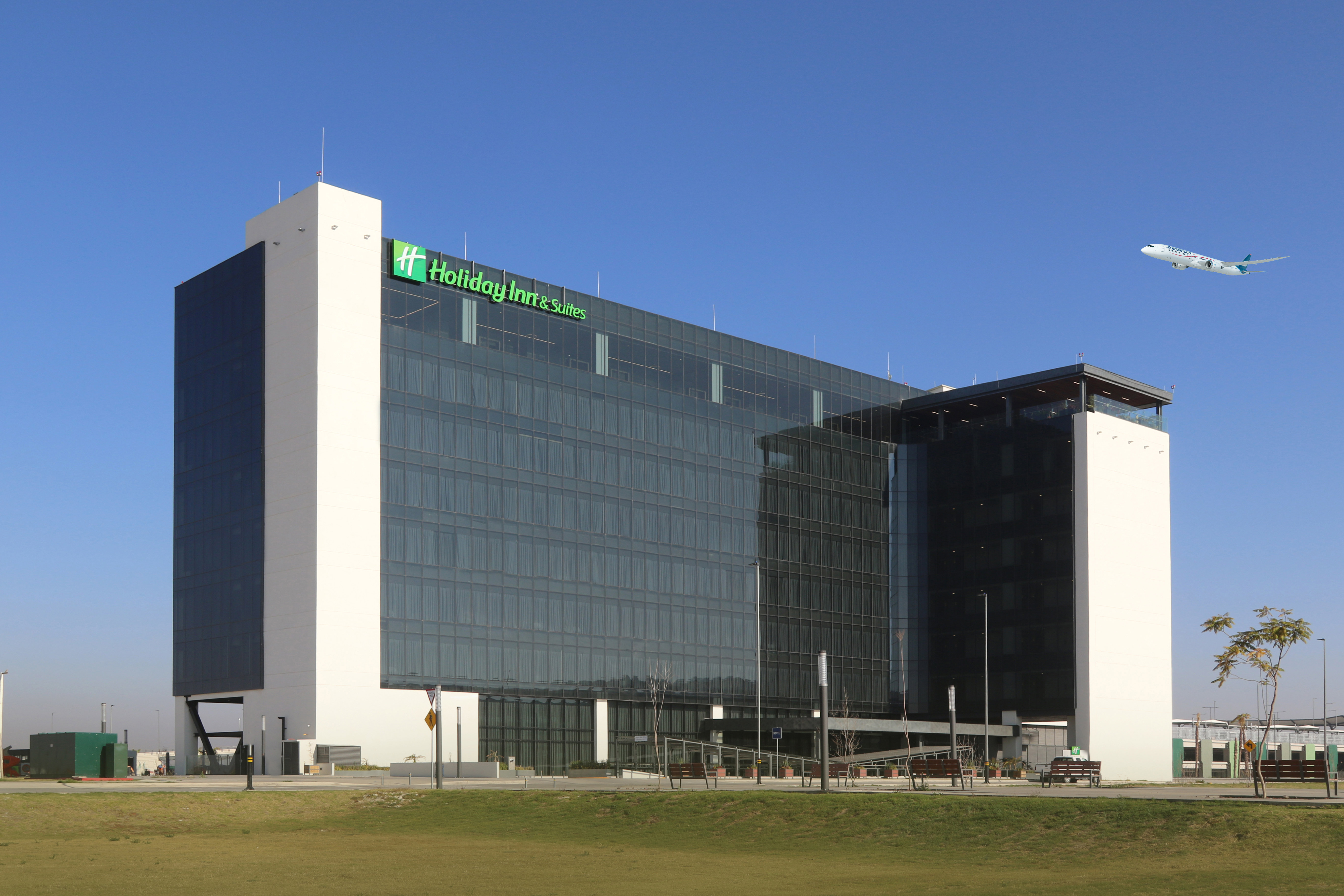 Holiday Inn and Suites Mexico Felipe Angeles Airport 2/30