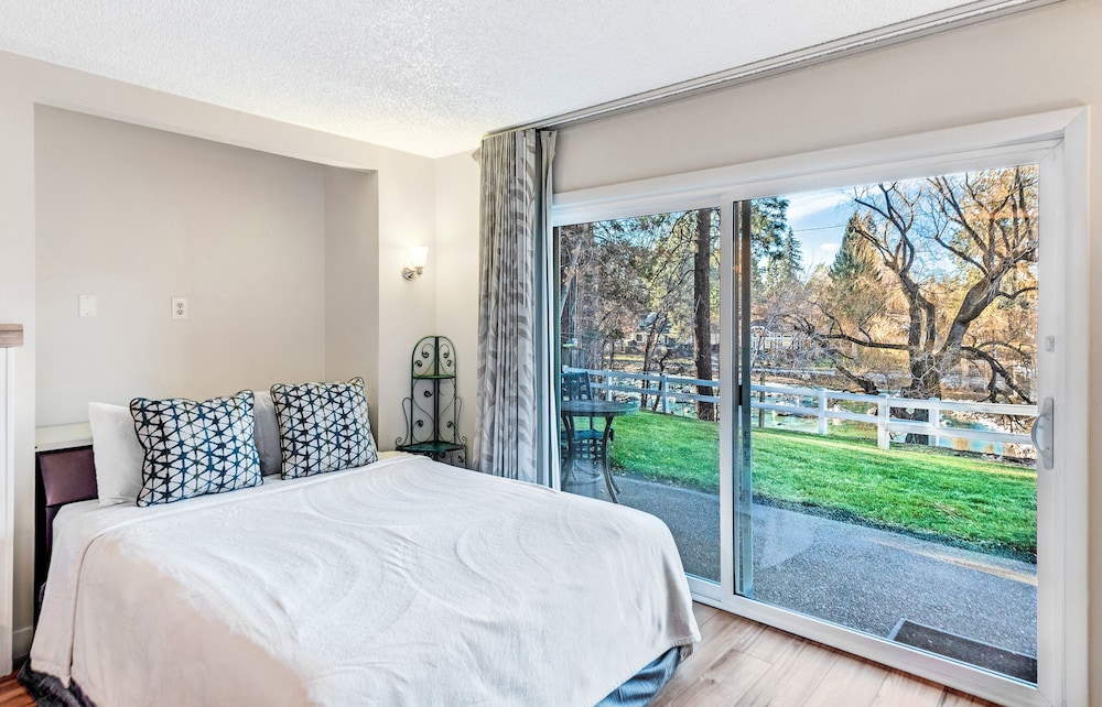 Comfort, Studio, Queen Murphy Bed