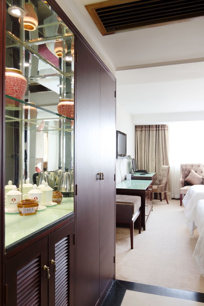 LN New World Hotel 30/46