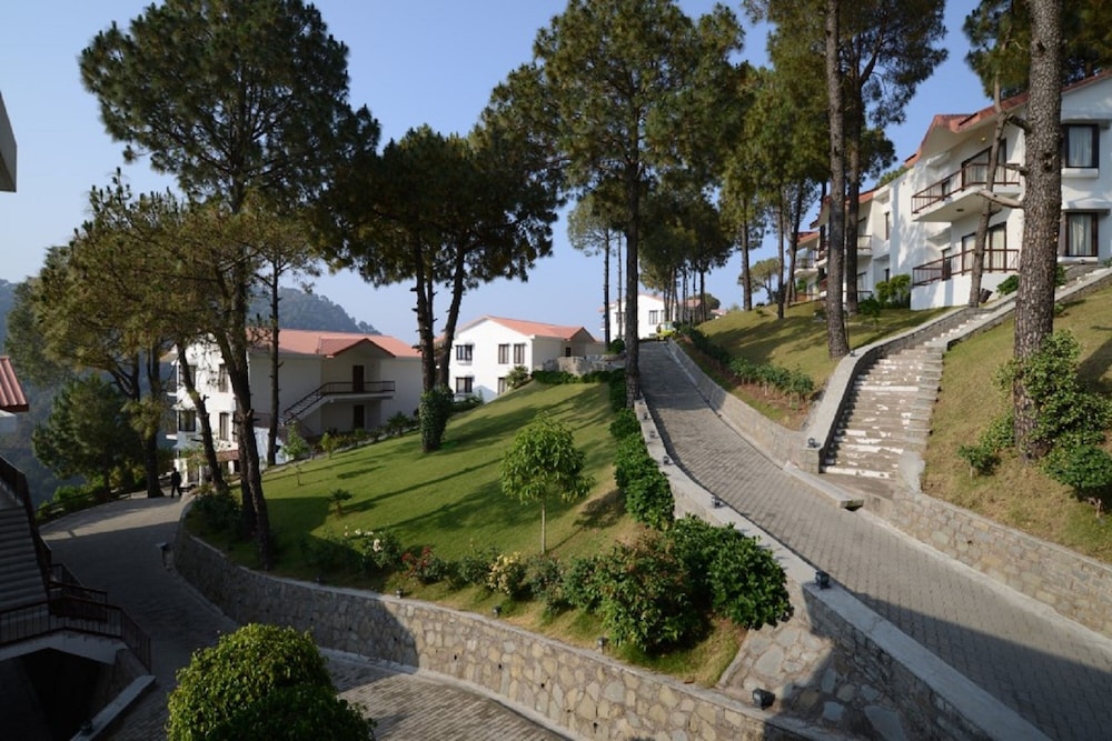 Moksha Himalaya Spa Resort 35/50