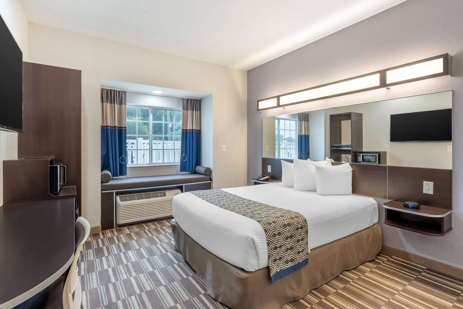Microtel Inn and Suites by Wyndham Brooksville 6/53