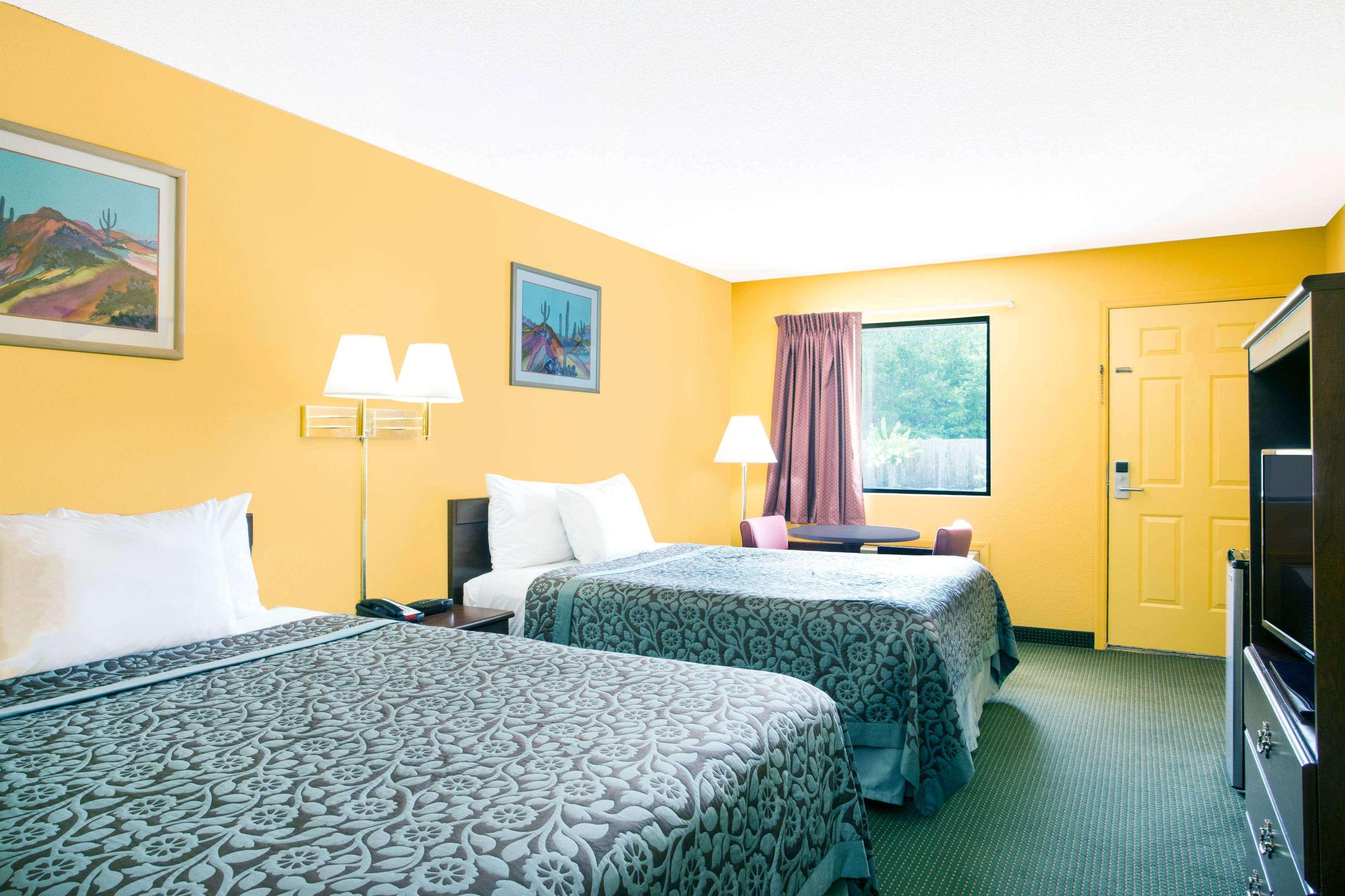 Room, 2 Queen Beds, Smoking, Days Inn By Wyndham Camilla 2/2