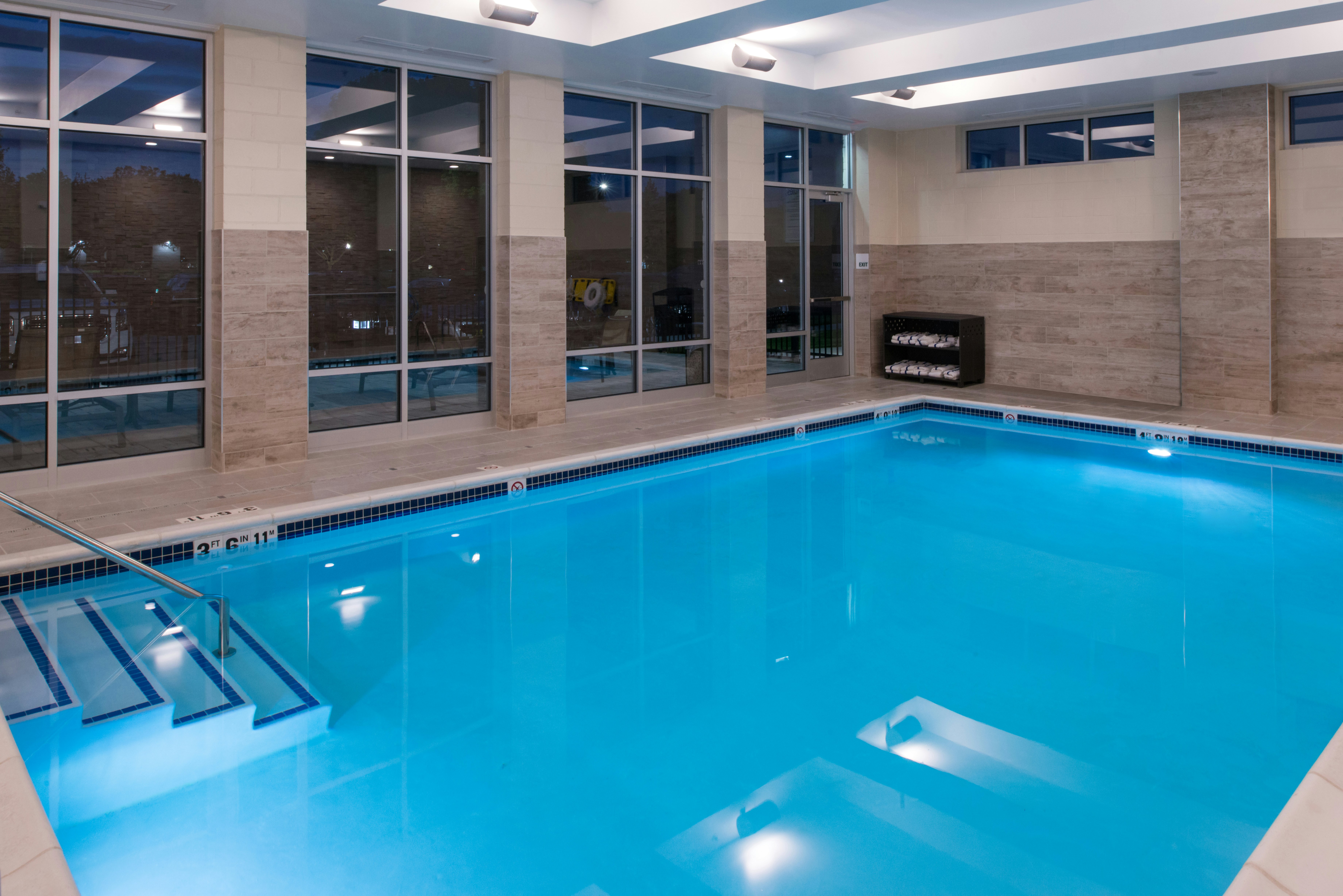 Holiday Inn Hotel Suites Farmington Hills Detroit Nw 16/50