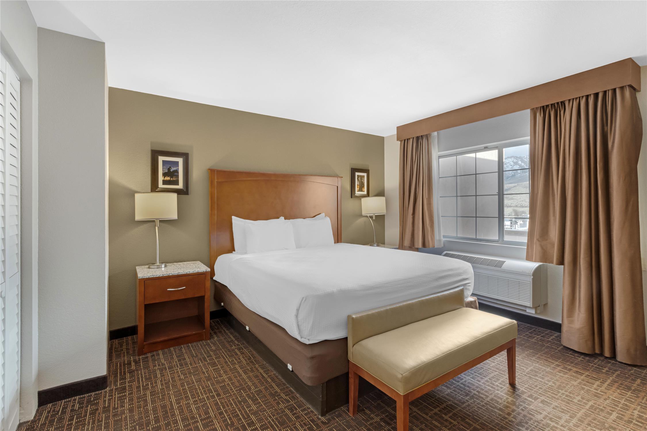 Suite, King Bed, Dining Area, North Tower