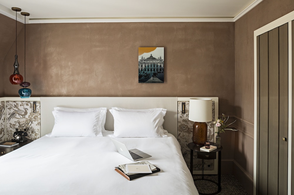 LUXURY, QUEEN BED, STREET OR COURTYARD VIEW