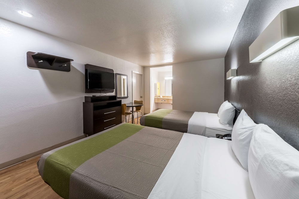 DELUXE, 2 DOUBLE BEDS, KITCHENETTE