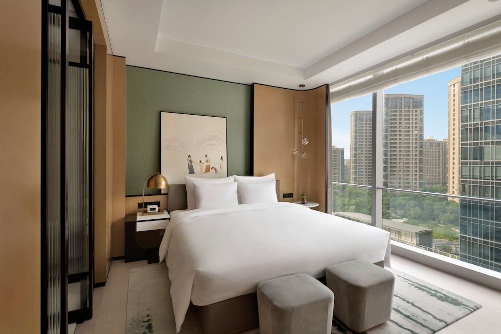Junior Suite, King Bed, City View
