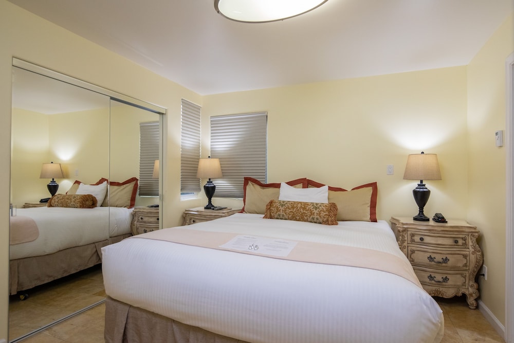 SUITE, KING BED, KITCHEN