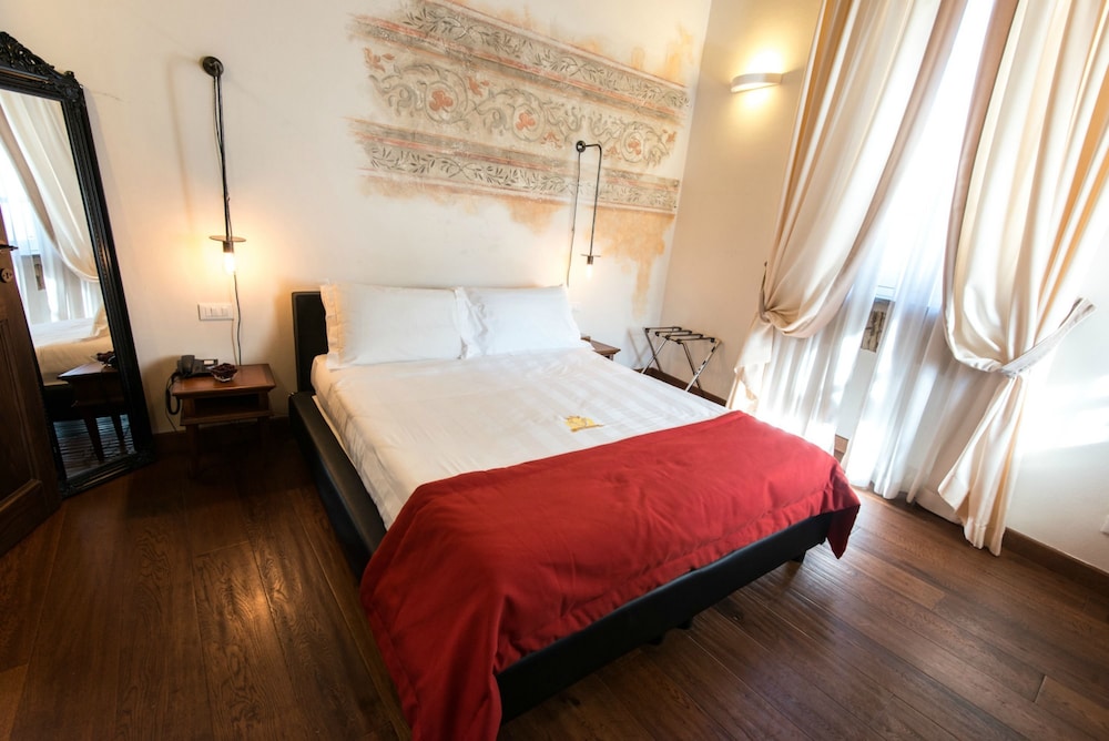 Relais Giulia 11/85