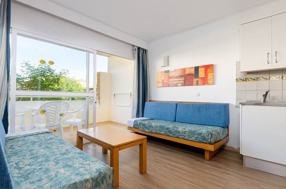 Mariners Club Apartments 18/46