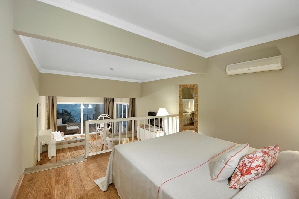 ROMANTIC, SUITE, QUEEN BED, SEA VIEW, POOL ACCESS