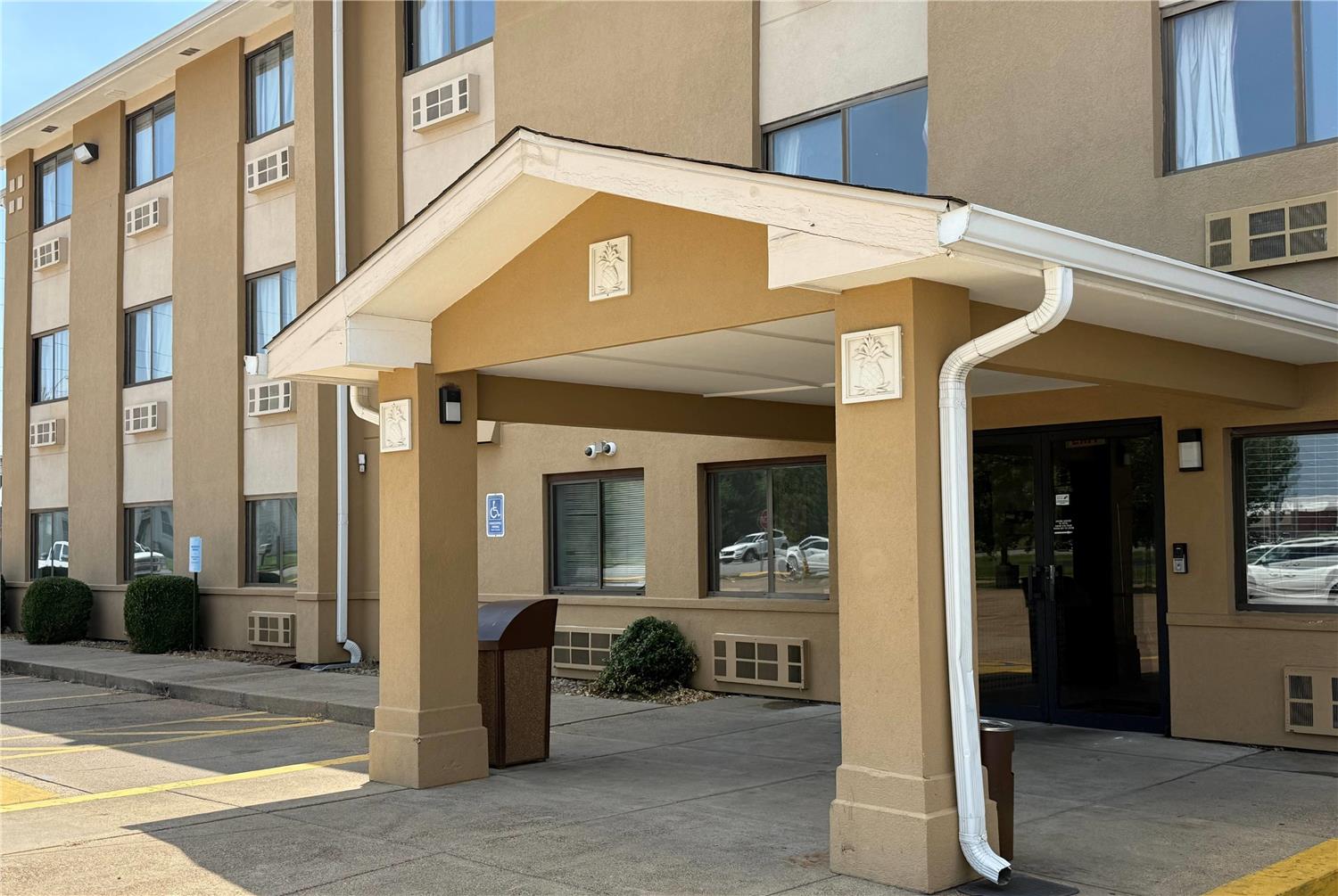 Super 8 by Wyndham Evansville East 11/16