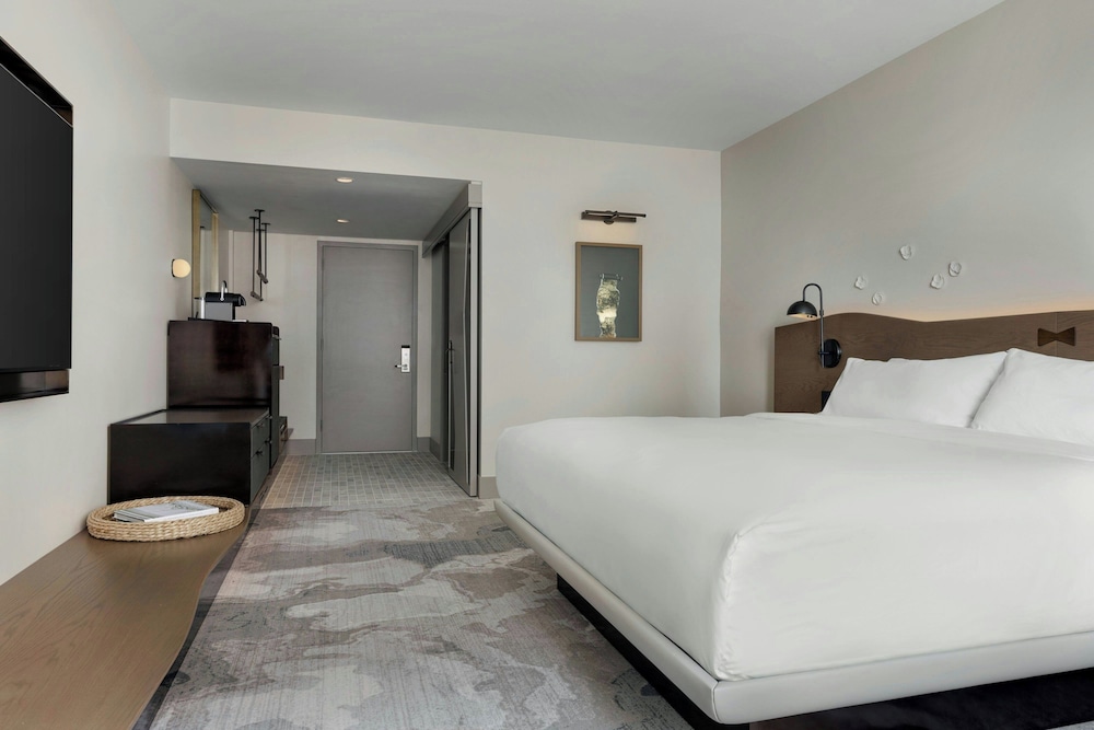 غرفة بسرير كينج بشرفة لذوي الإعاقة، The Limited Hotel Charleston 2/10