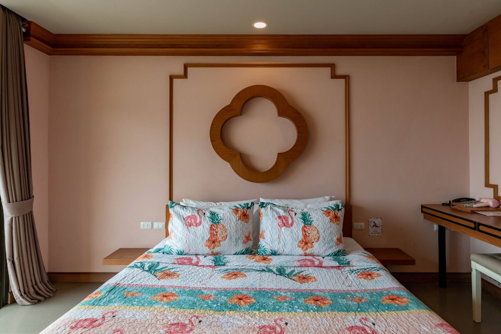 Space, Deluxe, King Bed, Town View، ROYAL PINEAPPLE HOTEL a welcome to wealth and good fortune 7/10