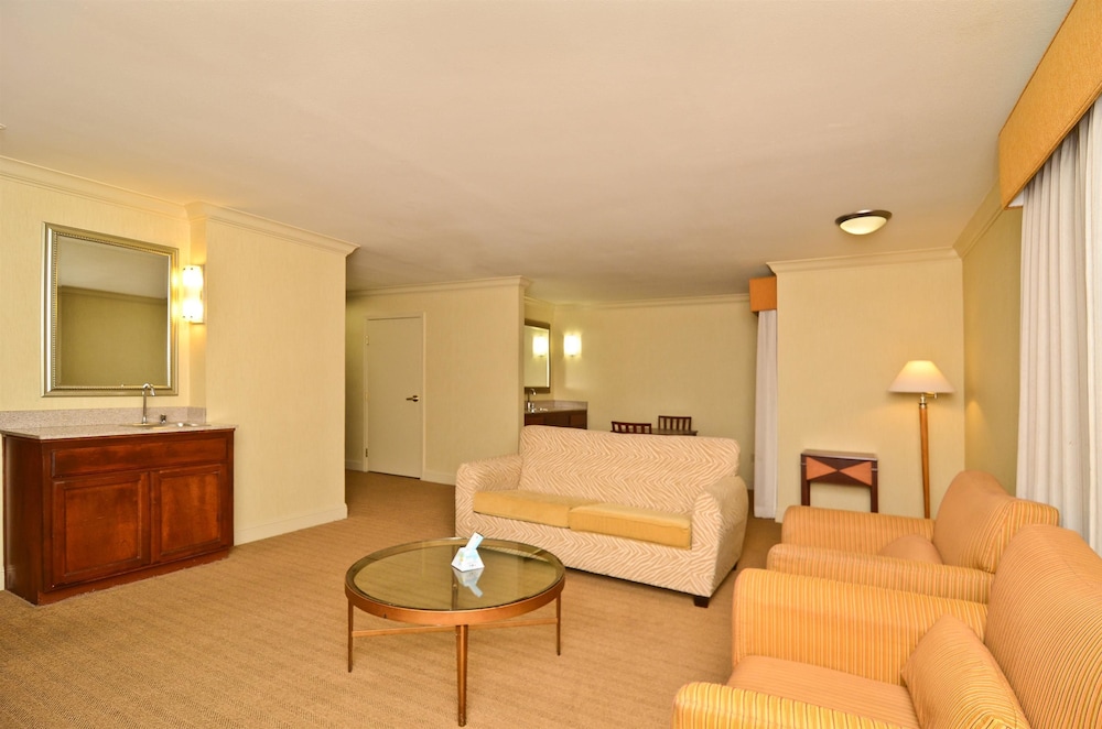 Best Western Plus All Suites Inn 32/47