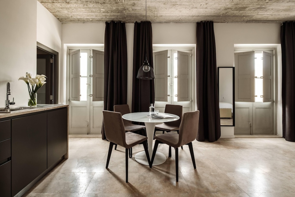 19 Rooms 55/71