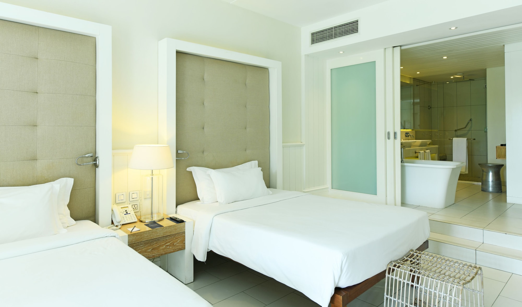 غرفة بريميوم بسرير كينج بإطلالة على البحر، Radisson Blu Azuri Resort and Spa 6/10