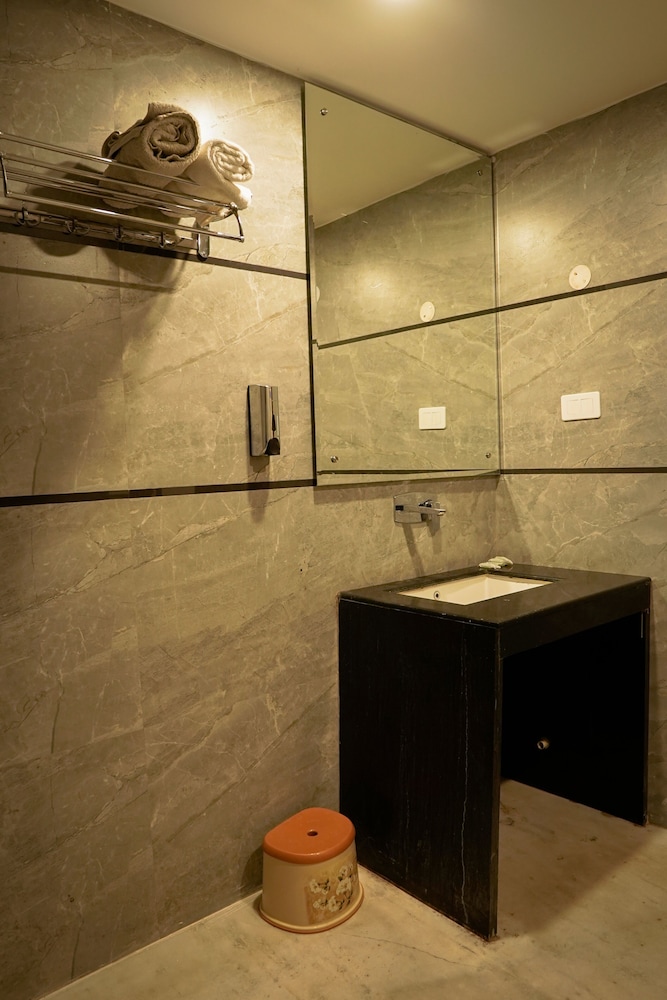 Oyo 12206 Hotel The Black Gold 45/50