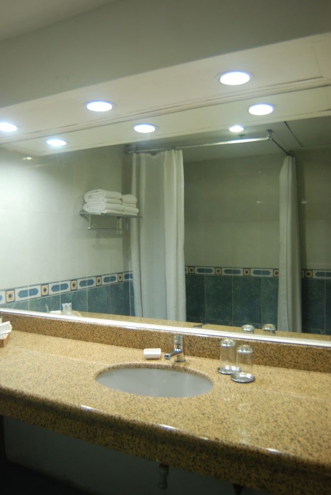 Golden Peak Hotel and Suites powered by Cocotel 62/63