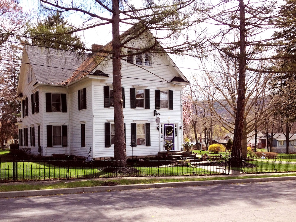 18 Vine Inn &amp; Carriage House 45/50