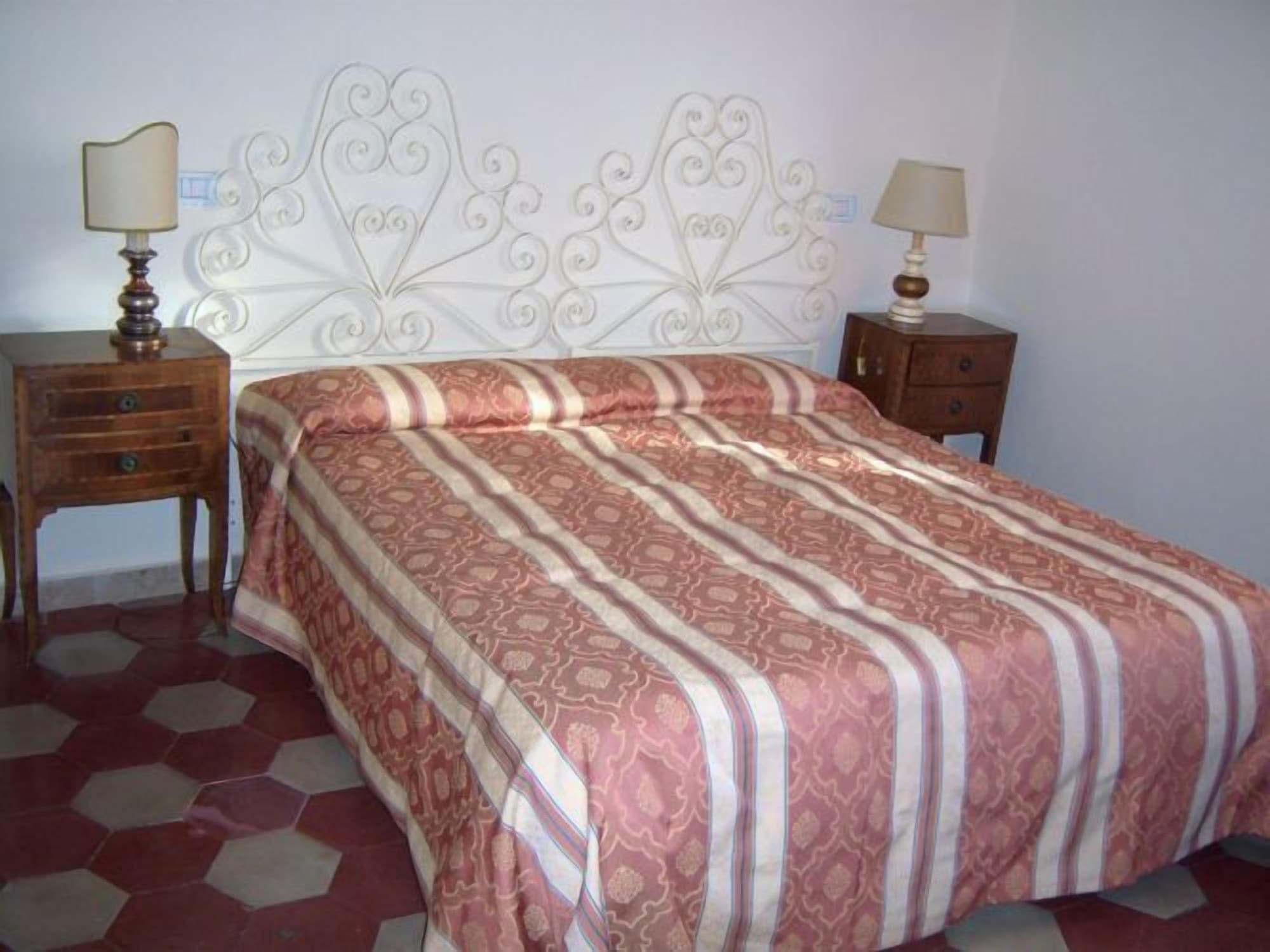 ROOM, DOUBLE BED
