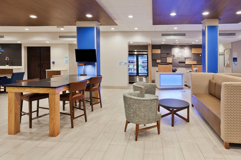 Holiday Inn Express & Suites Fayetteville 51/62