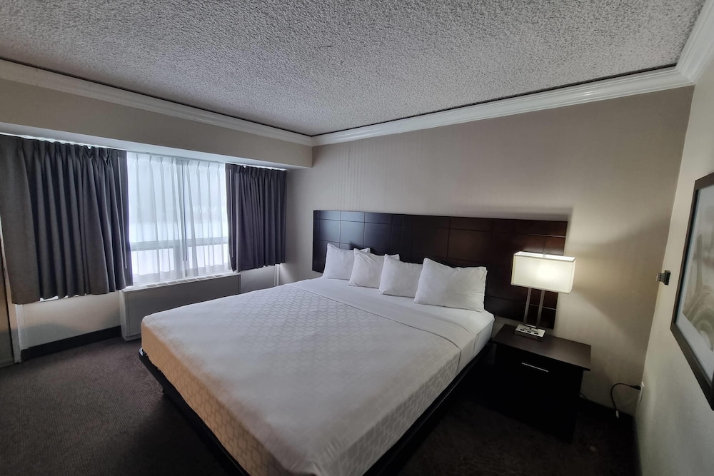 غرفة بسرير كينج، Travelodge by Wyndham Trois-Rivieres 2/10