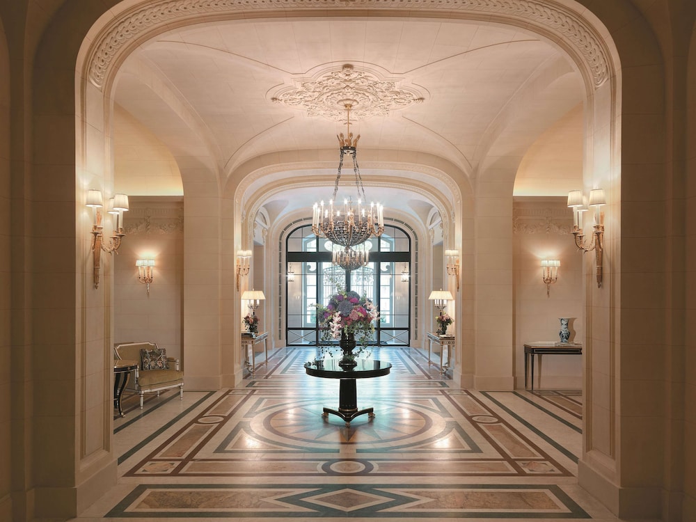 Shangri-La Paris 65/81