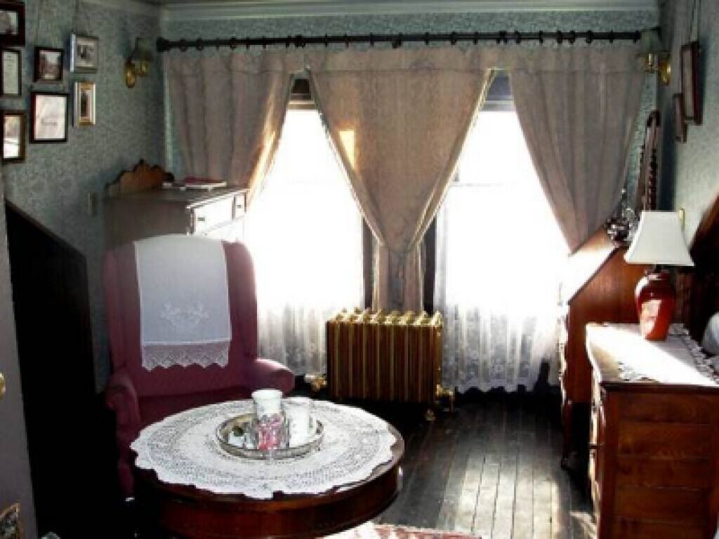 غرفة قياسية ثلاثية بسرير كوين وسرير فردي بحمام خاص، Alaska Heritage House 7/7