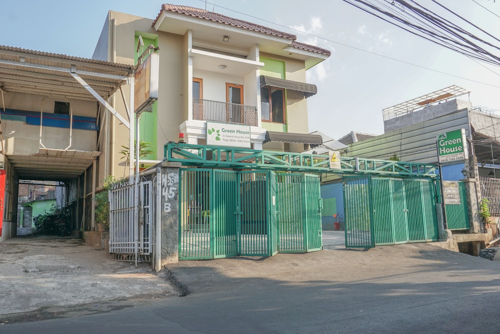 Residences By RedDoorz near Kemang Square 2/33