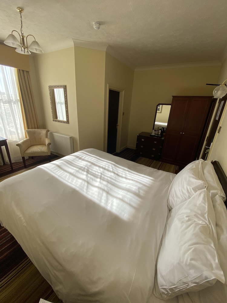 The Prom Hotel 7/50
