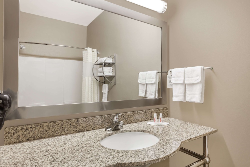 Suite, King Bed, Days Inn And Suites Marquez 3/4