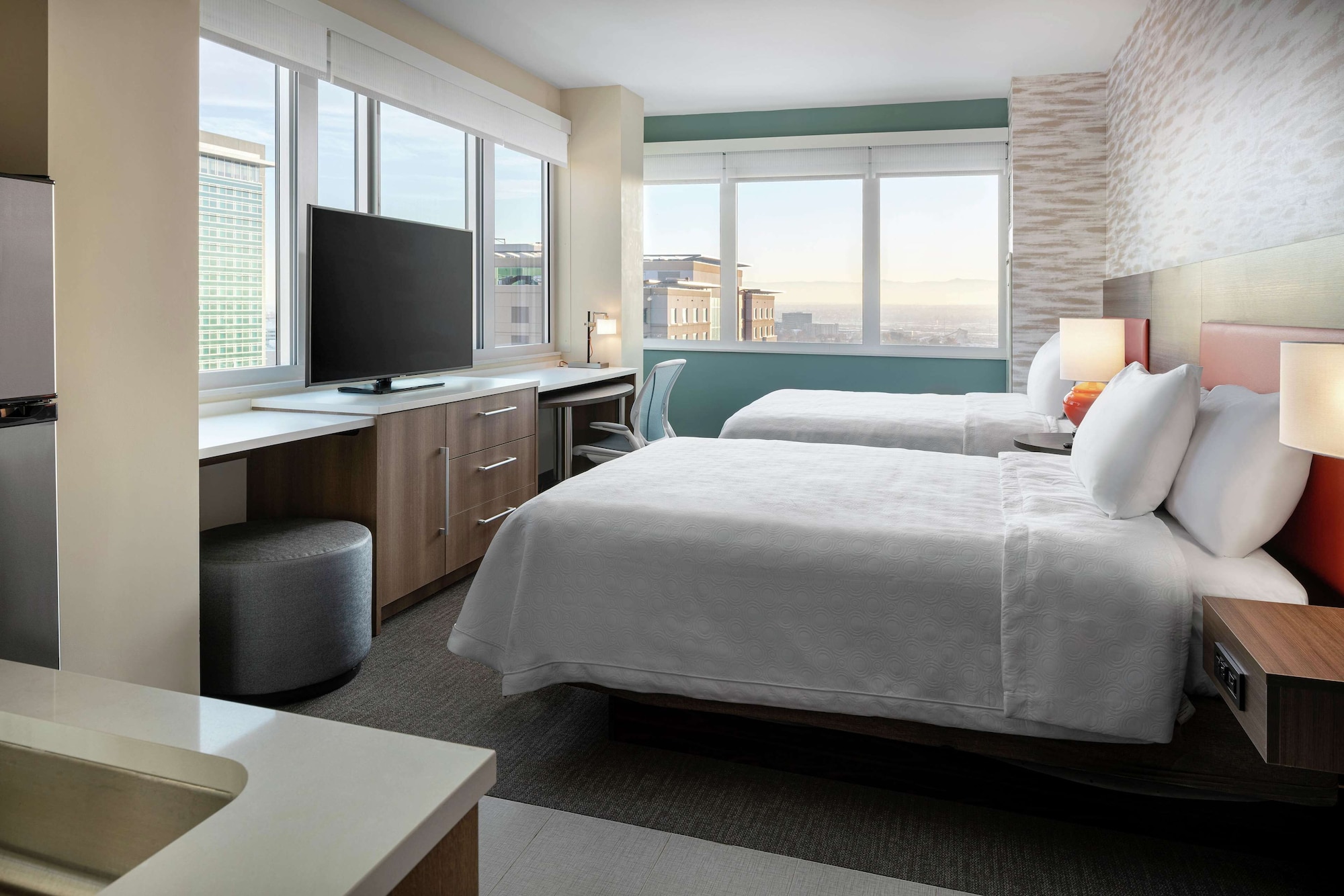 studio, 2 queen beds, city view