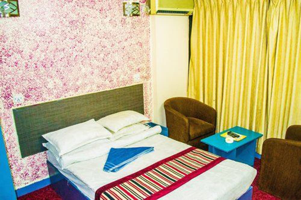 DELUXE, SUITE, KING BED, SMOKING