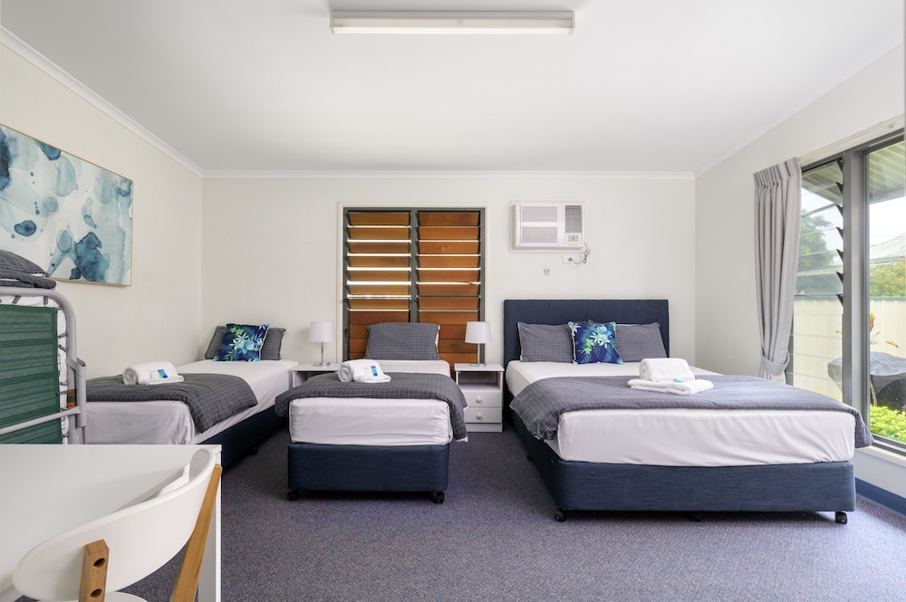 Tin Can Bay's Sleepy Lagoon Motel 7/42