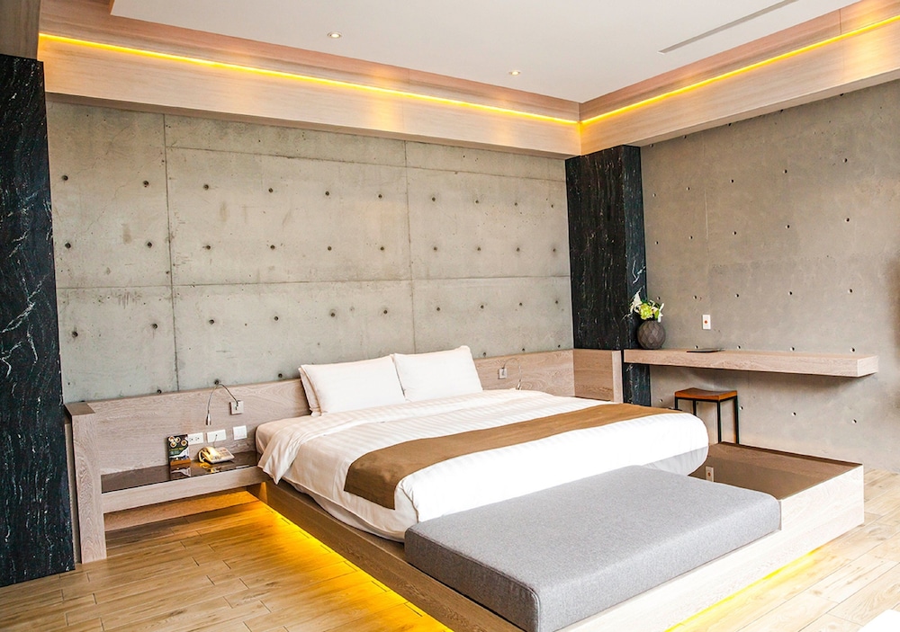 DELUXE, DOUBLE BED