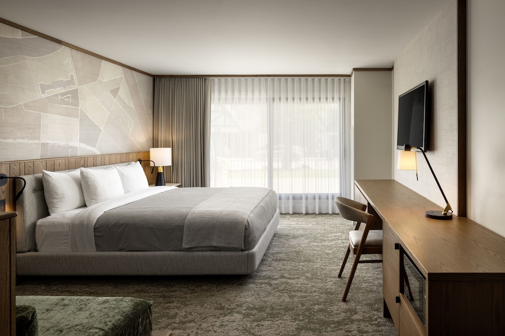 SUPERIOR, KING BED, SOFA, ACCESSIBLE