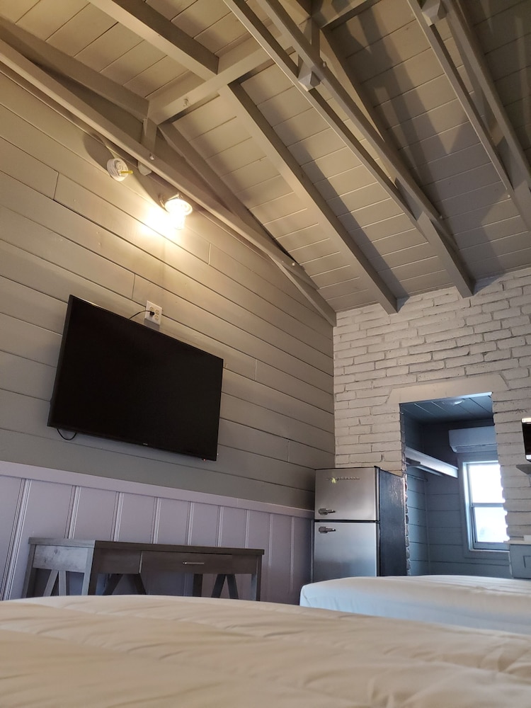 Hollywood Gardens Inn and Suites 13/16