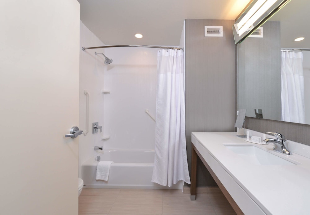 غرفة بسرير كينج لذوي الإعاقة، COURTYARD ST. LOUIS ST. PETERS 9/9