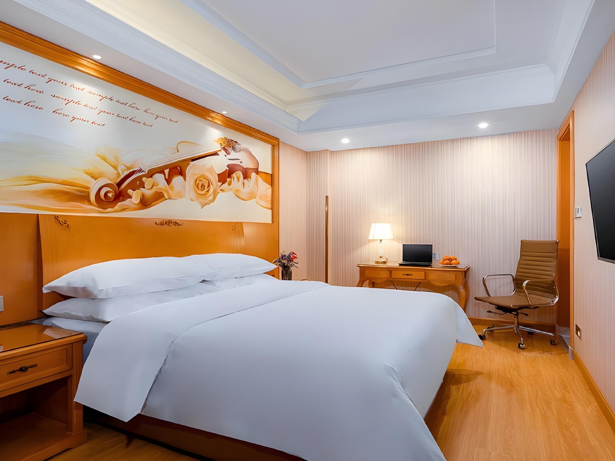 Room, Queen Bed, No Window