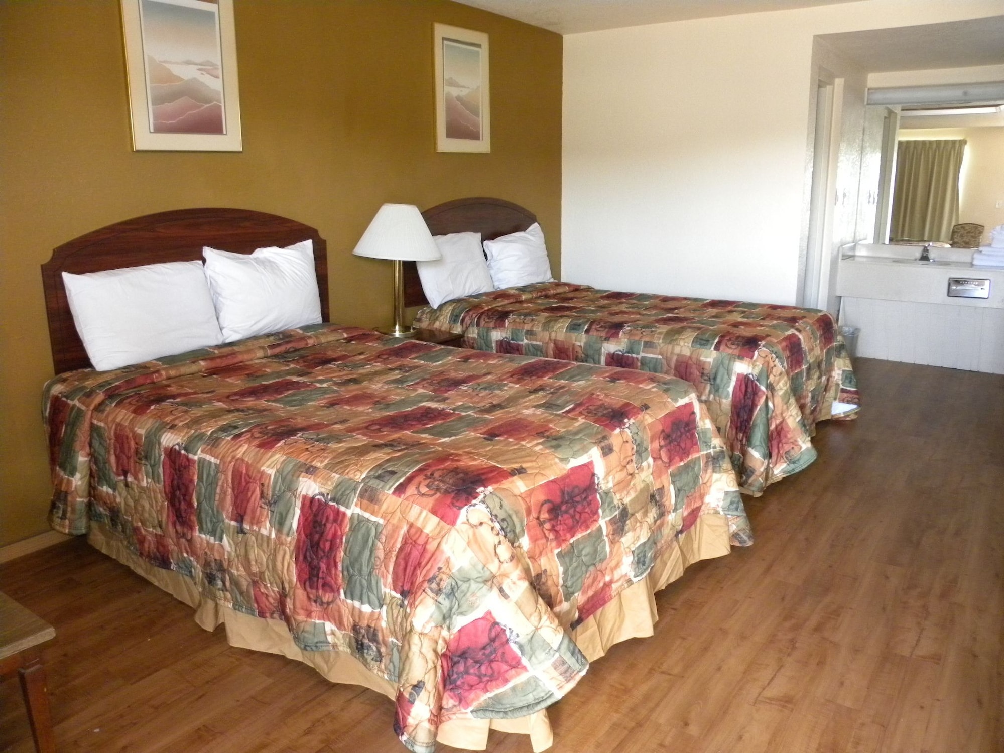 غرفة قياسية بسريرين كوين، Guest Inn Rogers 8/10