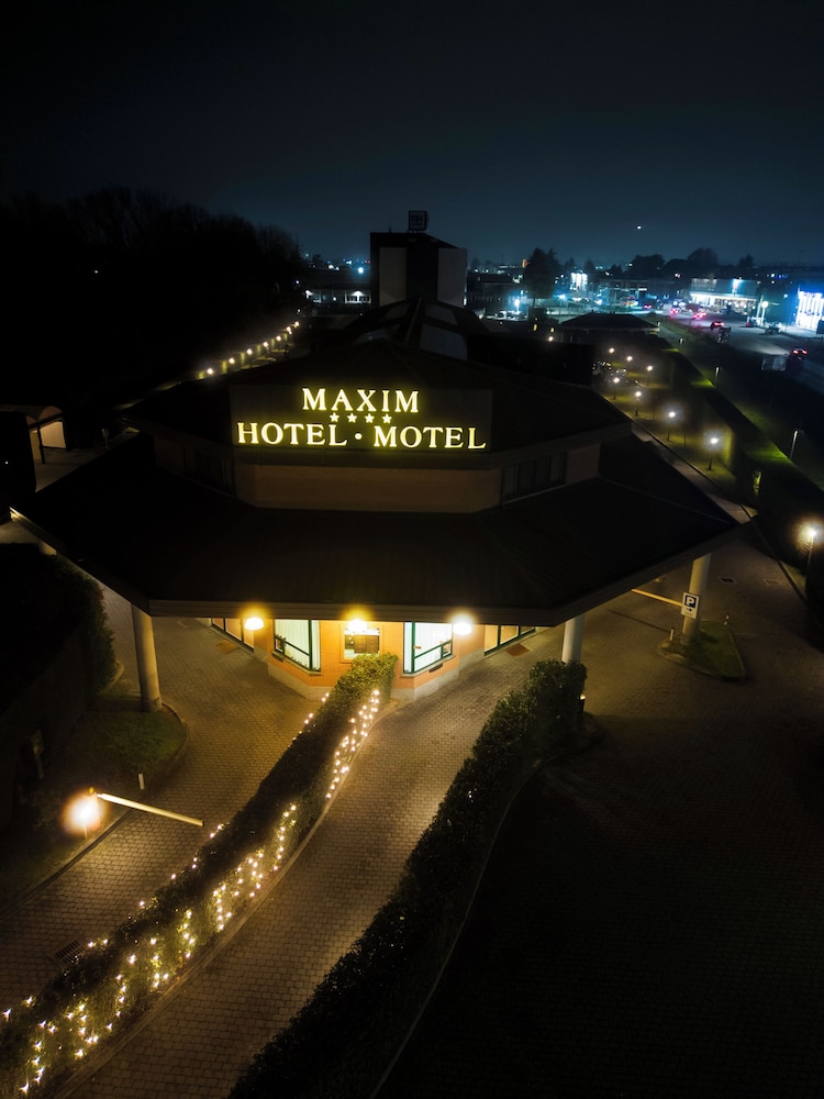 Maxim Hotel 1/40